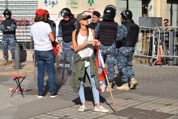 بالفيديو والصور... المحتجون يطوقون مقر البرلمان اللبناني بالفيديو والصور... المحتجون يطوقون مقر البرلمان اللبناني - سبوتنيك عربي