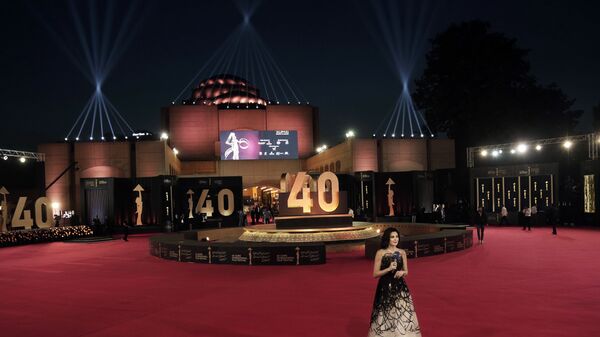 إحدى المذيعات على السجادة الحمراء أثناء افتتاح مهرجان القاهرة السينمائي الدولي الأربعين في المسرح الكبير في دار الأوبرا المصرية - سبوتنيك عربي