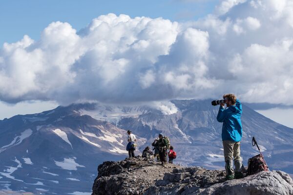 سياح ينظرون على بركان موتنوفسكي من أعلى قمة بركان غوريلوفو في كامتشاتكا الروسية - سبوتنيك عربي