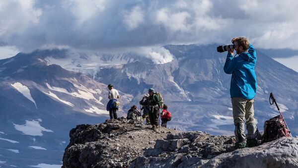 سياح ينظرون على بركان موتنوفسكي من أعلى قمة بركان غوريلوفو في كامتشاتكا الروسية - سبوتنيك عربي