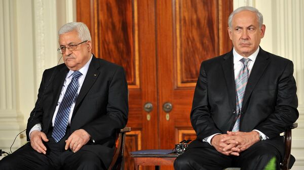 الرئيس الفلسطيني محمود عباس في لقاء سابق مع رئيس الوزراء الإسرائيلي بنيامين نتنياهو - سبوتنيك عربي
