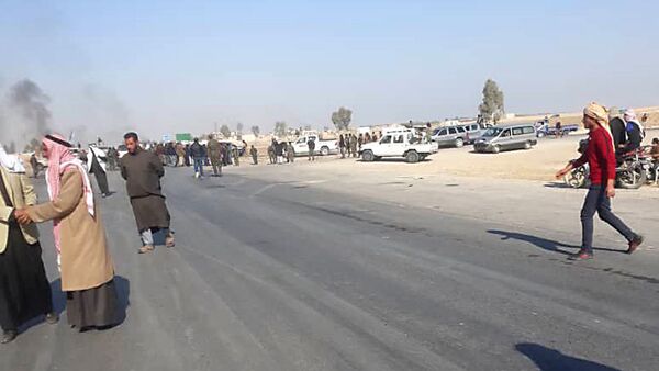 متظاهرون يقطعون طريق الحسكة دير الزور احتجاجا على اعتقال مواطن وابنته - سبوتنيك عربي