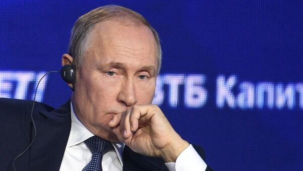 الرئيس الروسي فلاديمير بوتين خلال المنتدى الاستثماري روسيا تنادي  - سبوتنيك عربي