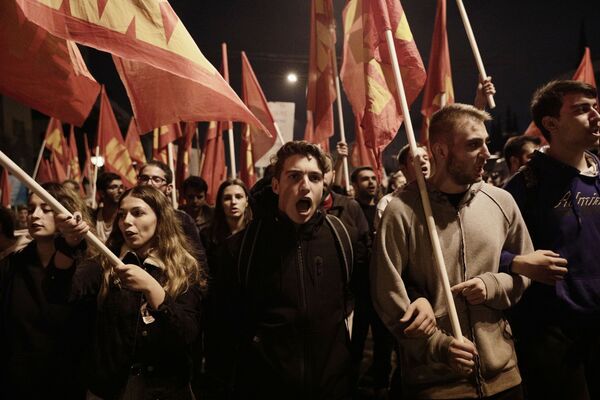 المشاركون في احتجاجات أثينا بمناسبة ذكرى أحداث ثورة 1973 الطلابية (أحداث 14 نوفمبر - 17 نوفمبر 1973) في اليونان - سبوتنيك عربي
