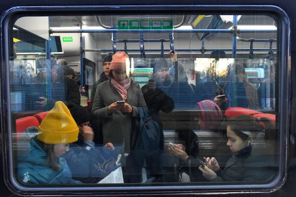 الركاب في قطار مترو أنفاق من الخط المركزي في محطة أودنينتسوفو في موسكو، 21 نوفمبر 2019 - سبوتنيك عربي