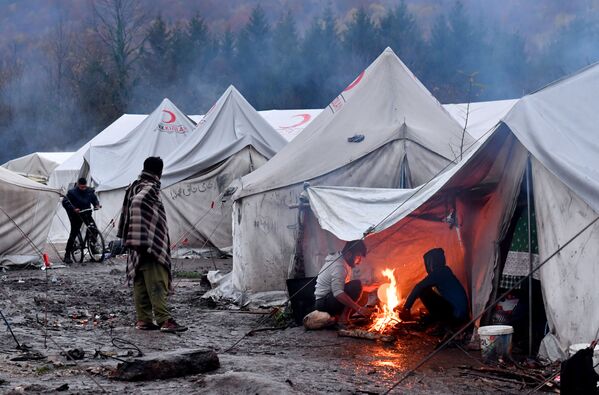 لاجئون في معسكر فوجاك على مشارف مدينة بيخاتش، شمال البوسنة 20 نوفمبر 2019 - سبوتنيك عربي