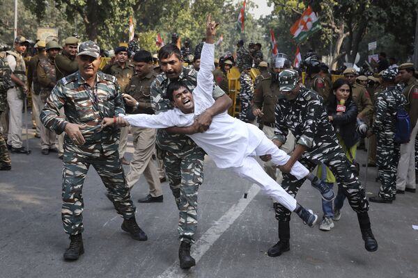 الجيش الهندي يحتجز أحد أنصار من حزب المؤتمر أثناء احتجاجه في نيودلهي في الهند، 20 نوفمبر 2019 - سبوتنيك عربي