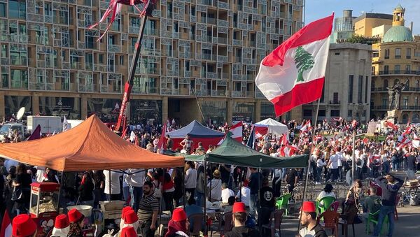 لبنان يحيي ذكرى استقلاله بعرض رمزي والمتظاهرون يحتفلون بعرض مدني - سبوتنيك عربي