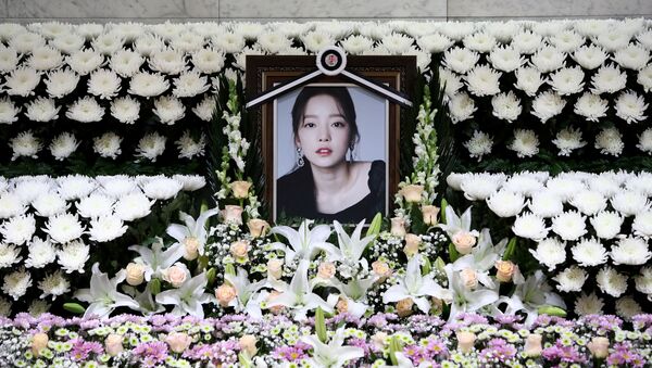 مذبح تذكاري للمطربة الكورية الراحلة جو هارا في مستشفى سيول سانت ماري في كوريا الجنوبية، 25 نوفمبر/تشرين الثاني 2019 - سبوتنيك عربي