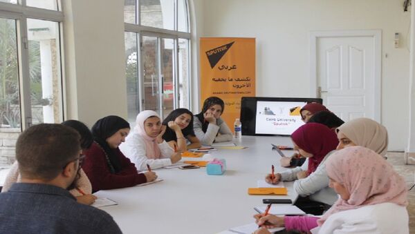 طلبة كلية الإعلام بجامعة القاهرة يستمعون لشرح طريقة عمل الوكالة مع الزميل محمد الخولي - سبوتنيك عربي
