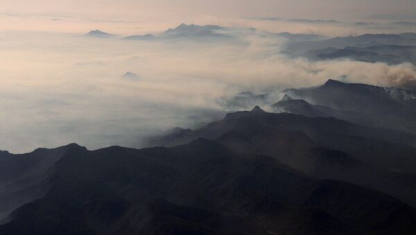 دخان متصاعد من حرائق الغابات في جبال شمال ويلز - سبوتنيك عربي