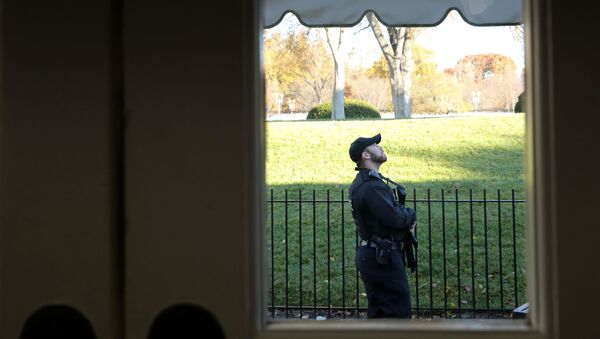 عميل للخدمة السرية يمسح السماء فوق البيت الأبيض أثناء إغلاقه بسبب طائرة طائشة فوق واشنطن - سبوتنيك عربي