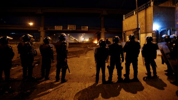 أفراد من شرطة مكافحة الشغب خلال الاحتجاجات المستمرة المناهضة للحكومة في النجف - سبوتنيك عربي