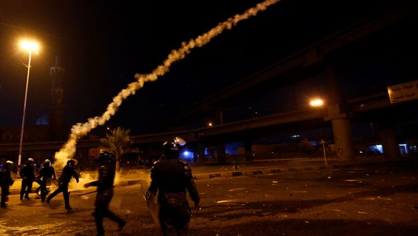 أفراد من شرطة مكافحة الشغب خلال الاحتجاجات المستمرة المناهضة للحكومة في النجف - سبوتنيك عربي