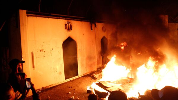 المتظاهرون في العراق يقتحمون القنصلية الإيرانية في النجف ويحرقون المبنى - سبوتنيك عربي