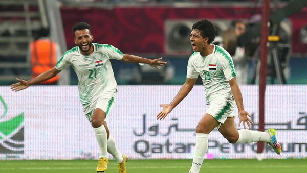 فرحة لاعبي منتخب العراق أثناء الفوز على قطر في افتتاح كأس الخليج (خليجي 24) - سبوتنيك عربي
