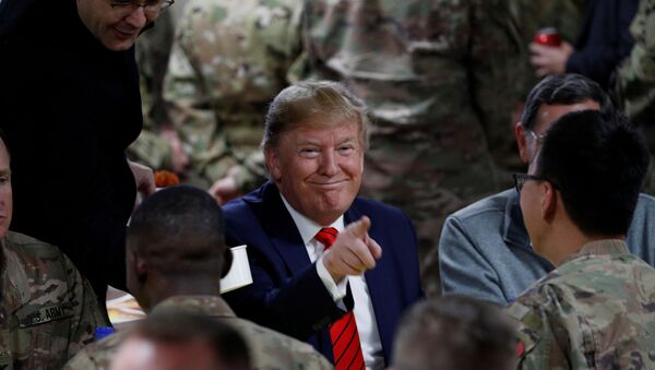 الرئيس الأمريكي دونالد ترامب يتناول طعام العشاء مع القوات الأمريكية في حفل عشاء عيد الشكر خلال زيارة مفاجئة في قاعدة باغرام الجوية في أفغانستان، 28 نوفمبر/تشرين الثاني 2019 - سبوتنيك عربي