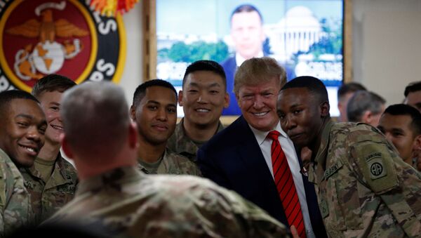 الرئيس الأمريكي دونالد ترامب يلتقط صورة تذكارية مع القوات الأمريكية خلال زيارة مفاجئة لقاعدة باغرام الجوية في أفغانستان، 28 نوفمبر/تشرين الثاني 2019 - سبوتنيك عربي