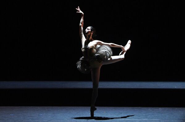 راقصة باليه آنا تورازاشفيلي على منصة مسرح بولشوي في موسكو، خلال تقديم فقرة جديدة من قبل مصممة الرقص سفيتلانا زاخاروفا مودانسيه - سبوتنيك عربي