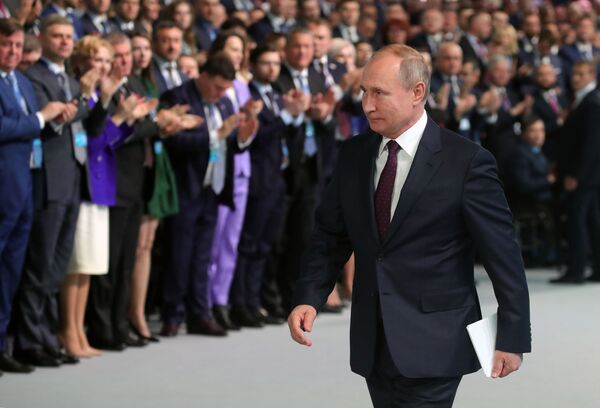 الرئيس الروسي فلاديمير بوتين أثناء الجلسة الـ19 لحزب يدينايا روسيا (روسيا الموحدة)، 23 نوفمبر 2019 - سبوتنيك عربي