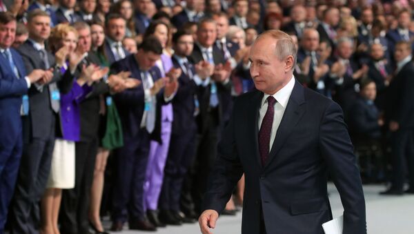 الرئيس الروسي فلاديمير بوتين أثناء الجلسة الـ19 لحزب يدينايا روسيا (روسيا الموحدة)، 23 نوفمبر 2019 - سبوتنيك عربي