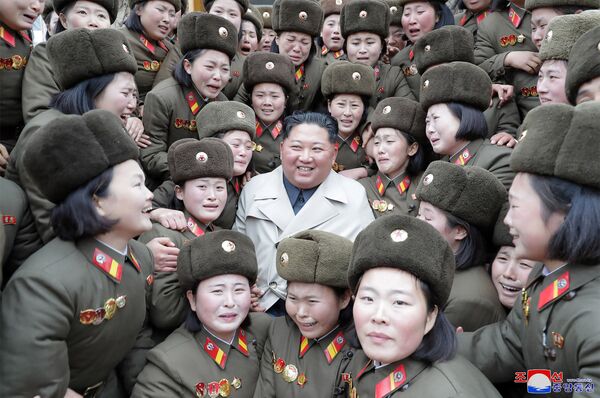 زعيم كوريا الشمالية كيم جونغ أون يلتقط صورة جماعية مع أعضاء الوحدة النسائية 5492 للجيش الكوري، 25 نوفمبر 2019 - سبوتنيك عربي