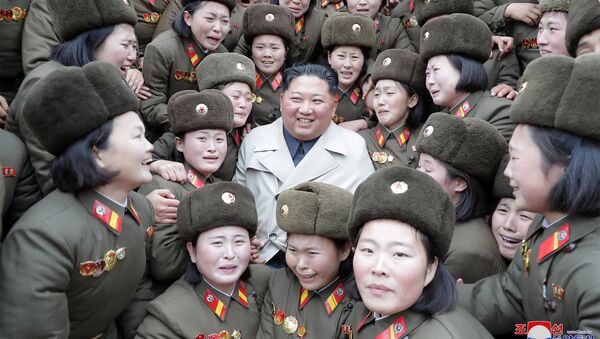 زعيم كوريا الشمالية كيم جونغ أون يلتقط صورة جماعية مع أعضاء الوحدة النسائية 5492 للجيش الكوري، 25 نوفمبر 2019 - سبوتنيك عربي