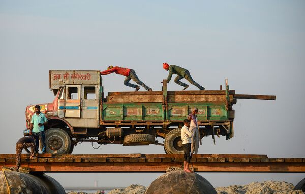 عمال خلال بناء جسر مؤقت عبر نهر الغانج في الله آباد، الهند 24 نوفمبر 2019 - سبوتنيك عربي