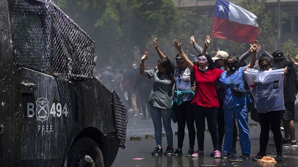 المشاركون في احتجاجت سانتياغو المناهضة للحكومة أما مقر البرلمان الرئاسي لا مونيدا، تشيلي 26 نوفمبر 2019 - سبوتنيك عربي