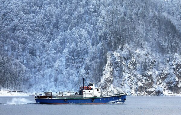 قارب على نهر ينيسيه في كراسنويارسكي كراي الروسي - سبوتنيك عربي