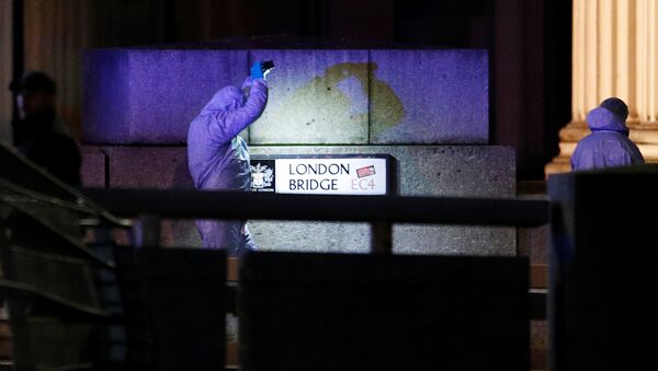 ضباط الطب الشرعي بالقرب من موقع حادث في جسر لندن في لندن - سبوتنيك عربي