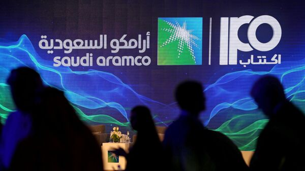 علامة أرامكو السعودية تظهر على الشاشة في المؤامر الصحفي لشركة النفط الحكومية العملاقة في الظهران - سبوتنيك عربي