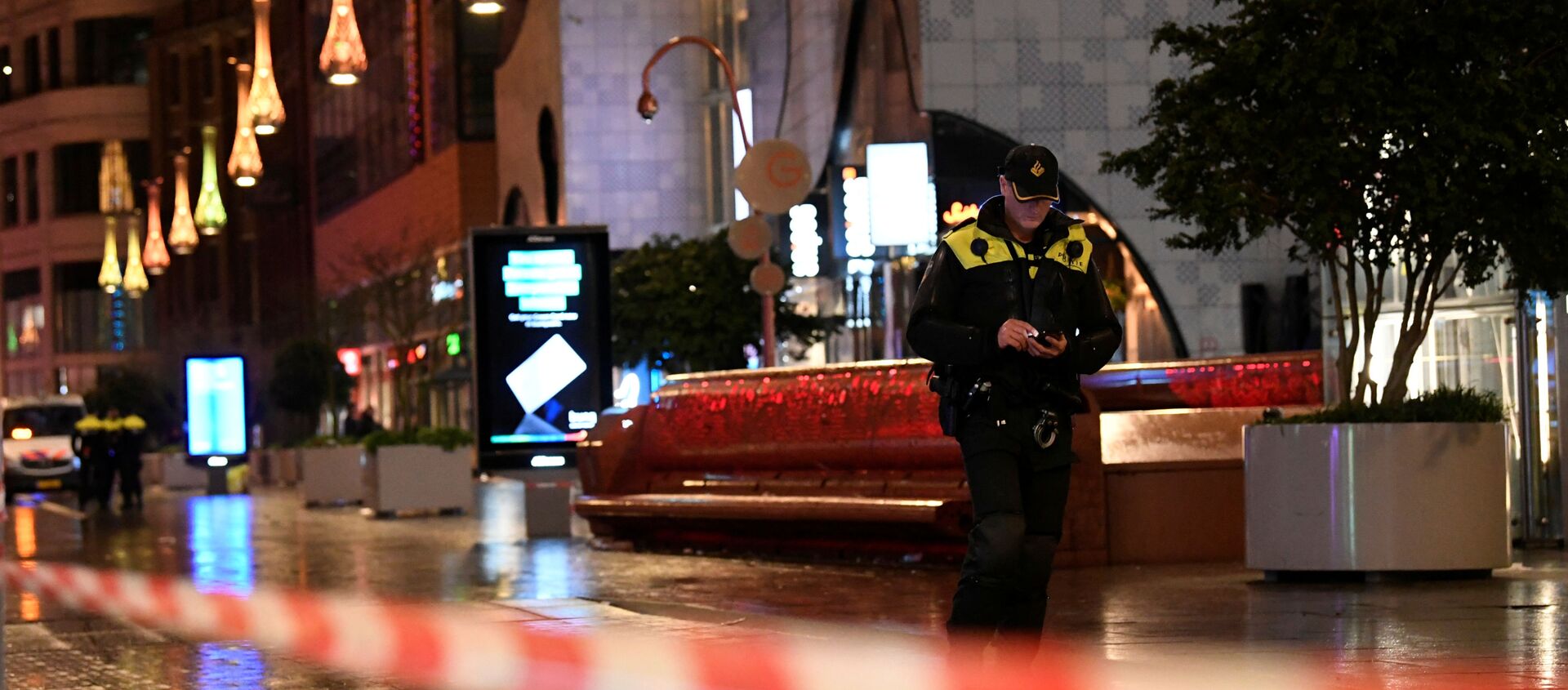 ضابط في الشرطة الهولندية يقف بالقرب من موقع حادث طعن في أحد شوارع التسوق في لاهاي، هولندا، 29 نوفمبر/تشرين الثاني 2019 - سبوتنيك عربي, 1920, 24.04.2020
