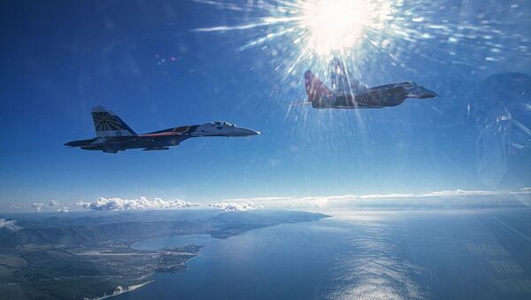 طائرتان من فرقتي الاستعراض الجوي الفرسان الروس وستريجي، تحلقان فوق البحر الأسود - سبوتنيك عربي
