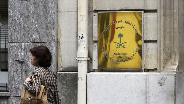 امرأة تسير بجوار مدخل سفارة المملكة العربية السعودية في باريس - سبوتنيك عربي