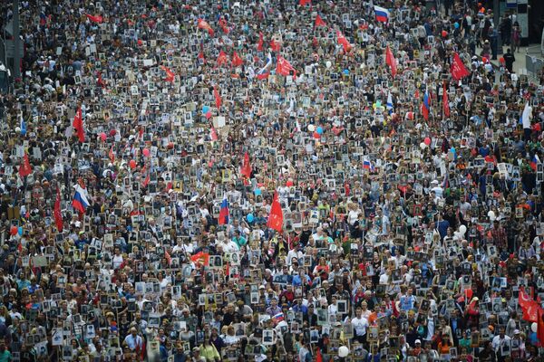 مشاركون في مسيرة الفوج الخالد في موسكو، 9 مايو 2019 - سبوتنيك عربي