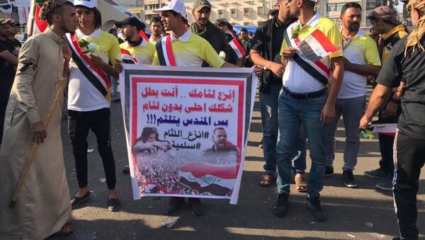 المتظاهرون العراقيون يتبعون اجراءات ضد المندسين في ساحة التحرير في بغداد - سبوتنيك عربي