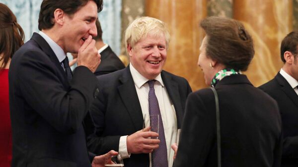 الأميرة البريطانية آن تتحدث مع رئيس الوزراء الكندي جاستين ترودو ورئيس الوزراء البريطاني بوريس جونسون خلال حفل استقبال أقيم بمناسبة مرور 70 عامًا على حلف الناتو - سبوتنيك عربي