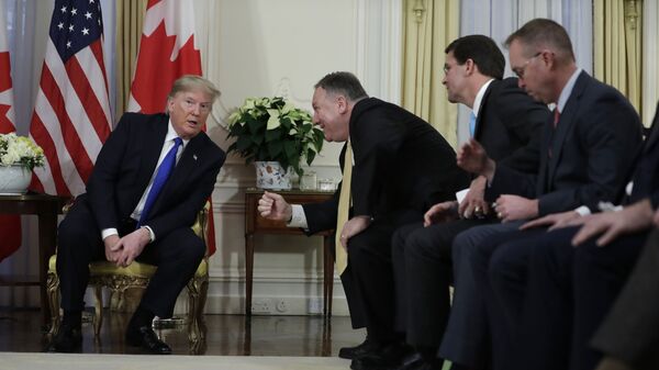 الرئيس الأمريكي دونالد ترامب ووزير الدفاع الأمريكي مايك بومبيو خلال اللقاء مع رئيس الوزراء الكندي جاستن تريودو، قبل قمة الناتو في لندن، 3  ديسمبر 2019 - سبوتنيك عربي