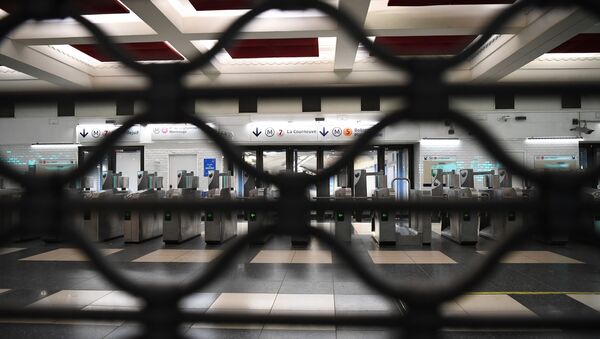 محطة مترو مغلقة أثناء إضراب احتجاجا قانون التقاعد الجديد - سبوتنيك عربي