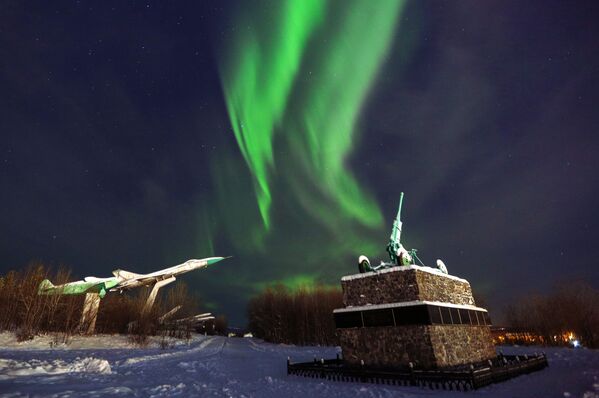 الشفق القطبي الشمالي ينعكس على النصب التذكاري في مورمانسك الروسية - سبوتنيك عربي