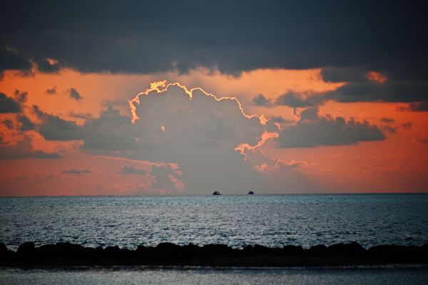 منظر يطل على البحر من شاطئ أحد جزر المالديف عند غروب الشمس - سبوتنيك عربي