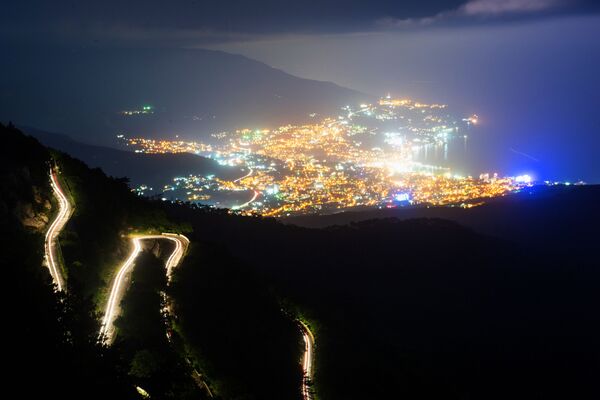 منظر يطل على مدينة يالطا من جبل آي بيتري في شبه جزيرة القرم الروسية - سبوتنيك عربي