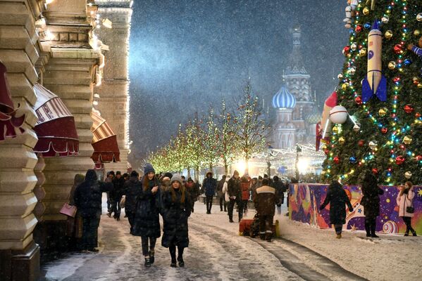 تزيين الساحة الحمراء ومهرجان غوم بمناسبة انطلاق مهرجانات عيد الميلاد ورأس السنة، موسكو 4 ديسمبر 2019 - سبوتنيك عربي