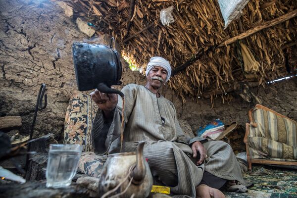 رمضان كامل، مزارع مصري يبلغ من العمر 71 عامًا، يعد الشاي في كوخ بالقرب من أرضه الزراعية في قرية بهرمس في ريف محافظة الجيزة، شمال غرب القاهرة، 1 ديسمبر 2019. - سبوتنيك عربي