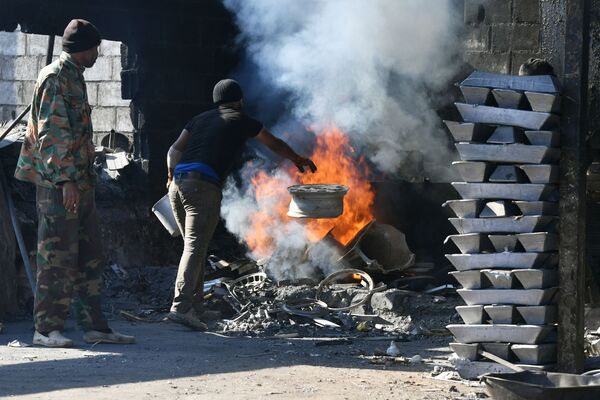 عمال في مصنع للألومنيوم في ريف دمشق الجنوبي، سوريا - سبوتنيك عربي