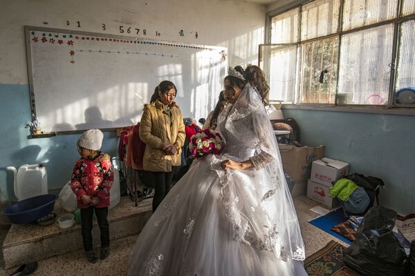 لاجئة سورية تستعد ليوم زفافها في مدرسة تحولت إلى سكن مؤقت في مدينة الحسكة في سوريا، 1 ديسمبر 2019 - سبوتنيك عربي