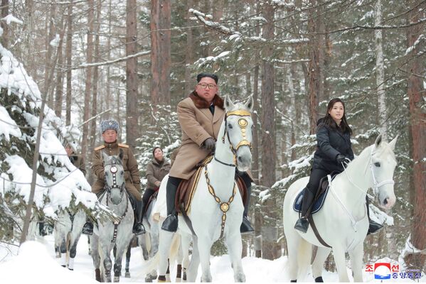 زعيم كوريا الديمقراطية كيم جونغ أون وزوجته يمتطيان الخيول في المنطقة الجبلية بايكتو، كوريا الشمالية 4 ديسمبر 2019 - سبوتنيك عربي