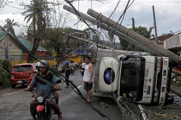 آثار إعصار قوي ضرب بلدة كاماليغ، الفلبين، 3 ديسمبر 2019 - سبوتنيك عربي