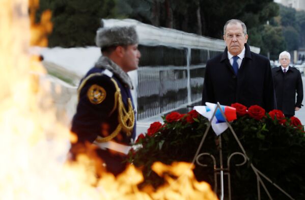 وزير الخارجية الروسي سيرغي لافروف يشارك في مراسم وضع أكاليل الزهور أمام النصب التذكاري للرئيس الأذربيجاني السابق حيدر علييف في باكو، أذربيجان 3 ديسمبر 2019 - سبوتنيك عربي